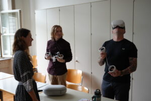 Studierende beim Ausprobieren der VR-Brillen