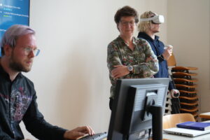 Die LV-Leiterin beobachtet das Experiment aufmerksam.