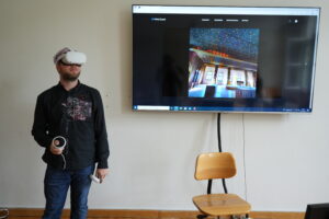 Peter Färberböck sieht sich in der virtuellen Umgebung um.